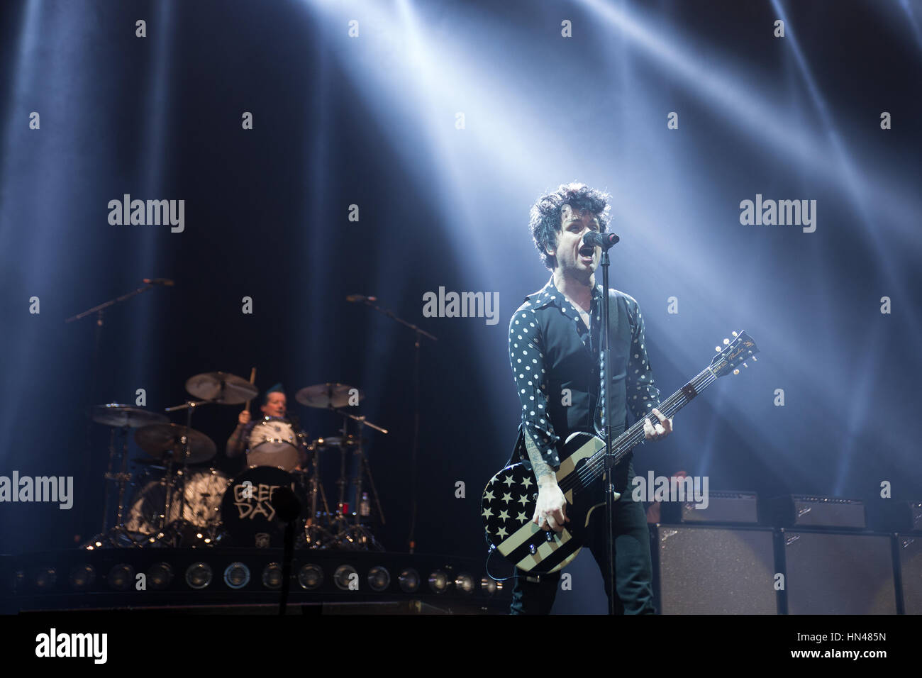 Londra, Regno Unito. Il giorno 08 Febbraio, 2017. Londra, Inghilterra American punk rock band Green Day esibirsi dal vivo sul palco la Rivoluzione Radio Tour alla O2 Arena , Inghilterra.© Jason Richardson / Alamy Live News Foto Stock