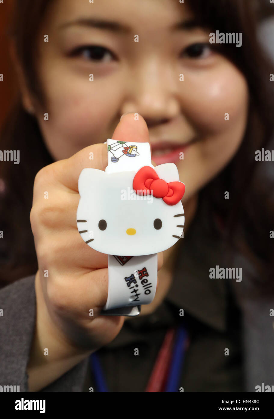 Tokyo, Giappone. 8 febbraio, 2017. In Giappone il gigante di caratteri dipendente SANRIO Sanrio visualizza il personaggio di Hello Kitty ideato da polso in azienda prodotti più recenti mostra di Sanrio sede a Tokyo il Mercoledì, 8 febbraio 2017. L'orologio visualizza il tempo con LED e prezzato 1.500 yen (14 dollari). Credito: Yoshio Tsunoda/AFLO/Alamy Live News Foto Stock