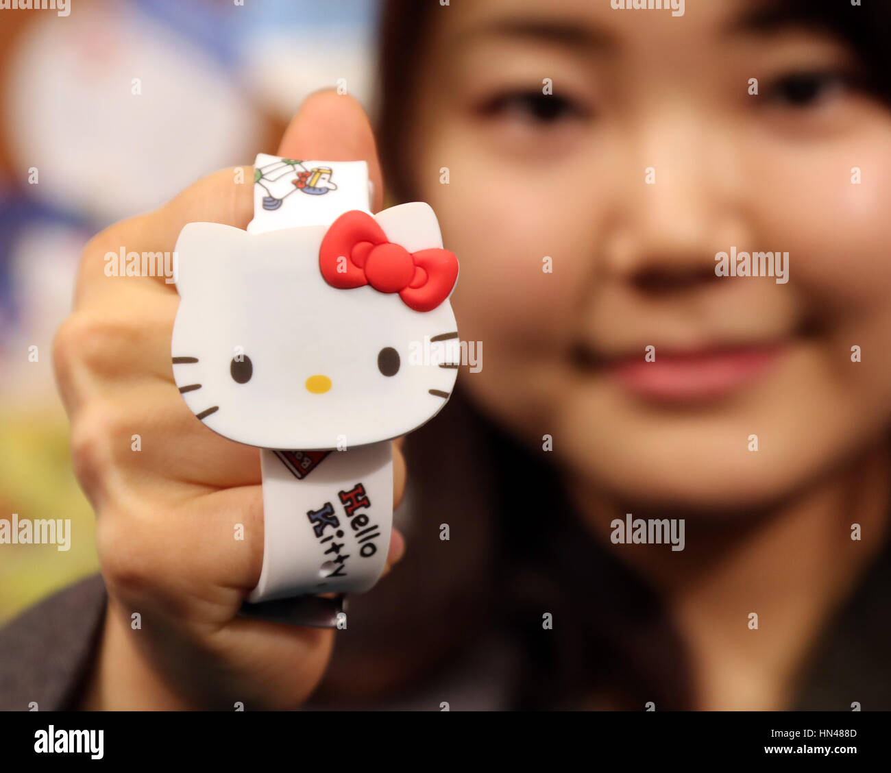 Tokyo, Giappone. 8 febbraio, 2017. In Giappone il gigante di caratteri dipendente SANRIO Sanrio visualizza il personaggio di Hello Kitty ideato da polso in azienda prodotti più recenti mostra di Sanrio sede a Tokyo il Mercoledì, 8 febbraio 2017. L'orologio visualizza il tempo con LED e prezzato 1.500 yen (14 dollari). Credito: Yoshio Tsunoda/AFLO/Alamy Live News Foto Stock