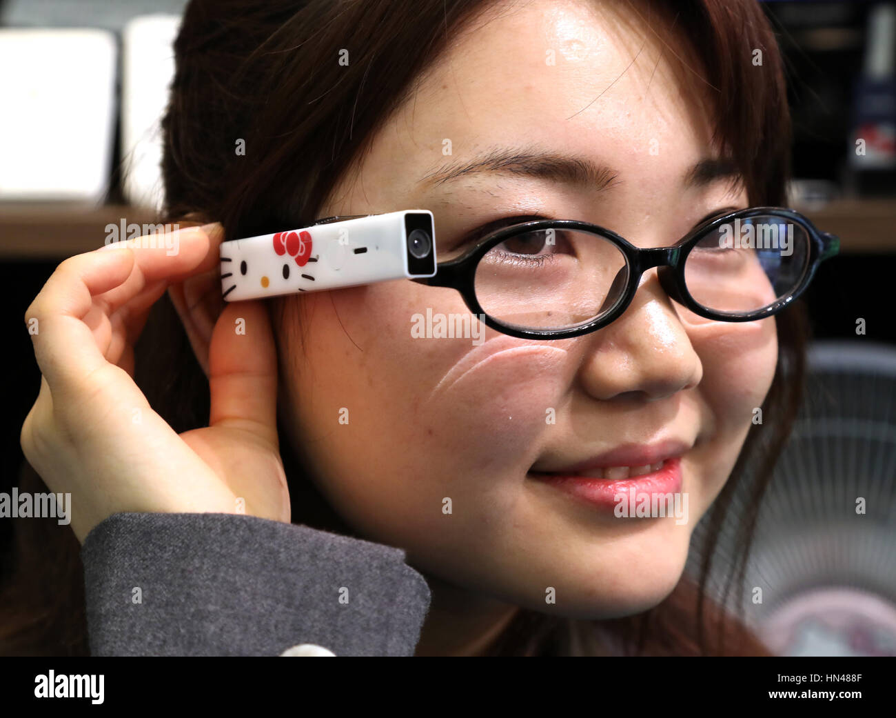 Tokyo, Giappone. 8 febbraio, 2017. In Giappone il gigante di caratteri dipendente SANRIO Sanrio visualizza il carattere Hello Kitty progettato telecamera indossabile Blincam presso la società gli ultimi prodotti mostra di Sanrio sede a Tokyo il Mercoledì, 8 febbraio 2017. Il Blincam può attaccare su occhiali e scattare foto da lampeggiante occhio. Credito: Yoshio Tsunoda/AFLO/Alamy Live News Foto Stock