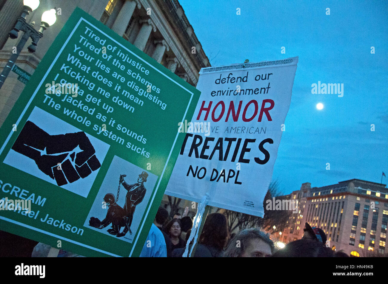 Washington DC, Stati Uniti d'America. 8 febbraio, 2017. I dimostranti protestano contro Dakota Pipeline di accesso al di fuori della Casa Bianca. Credito: Kirk Treakle/Alamy Live News Foto Stock