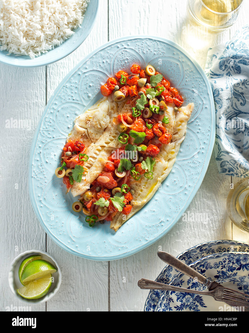 Delizioso pesce bianco veracruz con olive, capperi, pomodoro, peperoncino jalapeno e coriandolo. Foto Stock