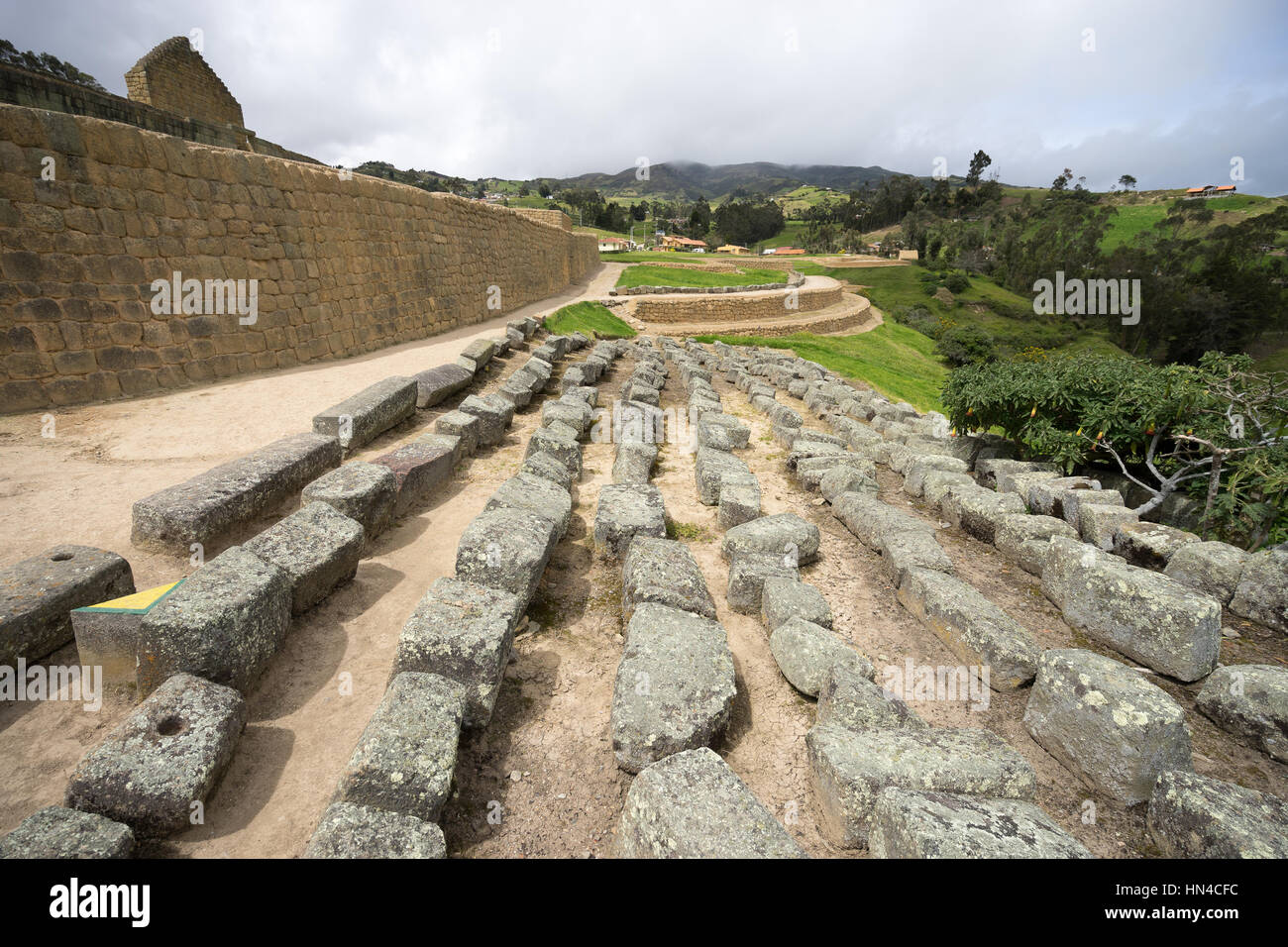 Antichi recuperati in blocchi di pietra dai villaggi circostanti in cui sono state prese dalle rovine di Ingapirca da locali Foto Stock