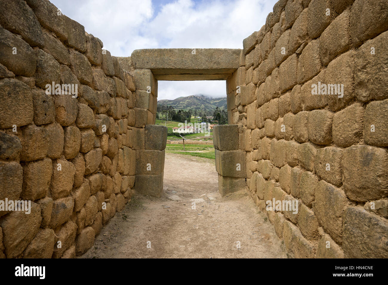 Ingapirca Inka architettura pareti in pietra e ingresso modo in Sud America, Ecuador Foto Stock