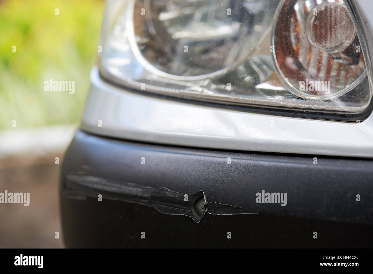 Close up lungo graffio sul paraurti per auto Foto Stock