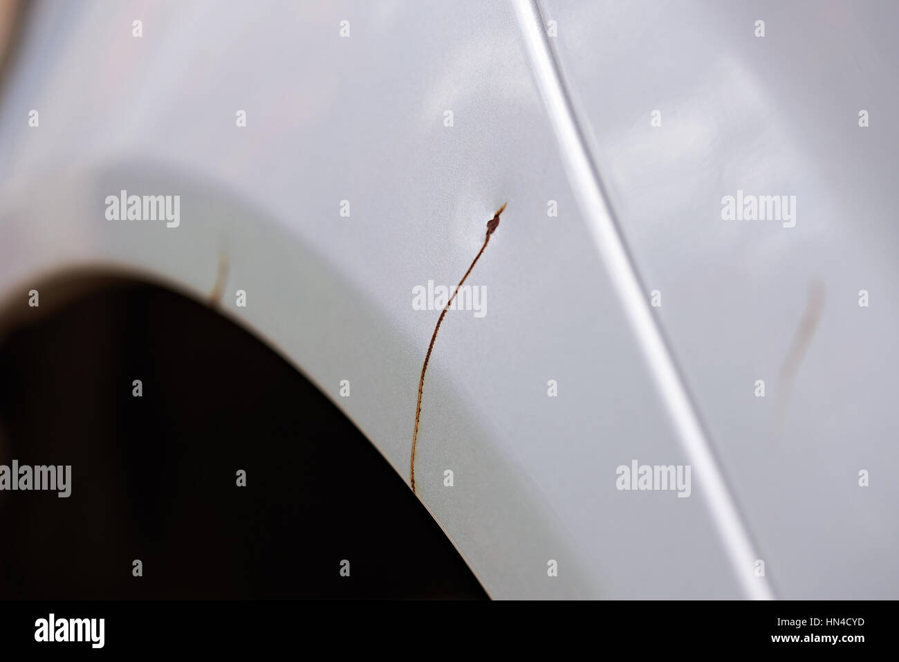 Close up di rusty scratch Argento vernice per auto Foto Stock