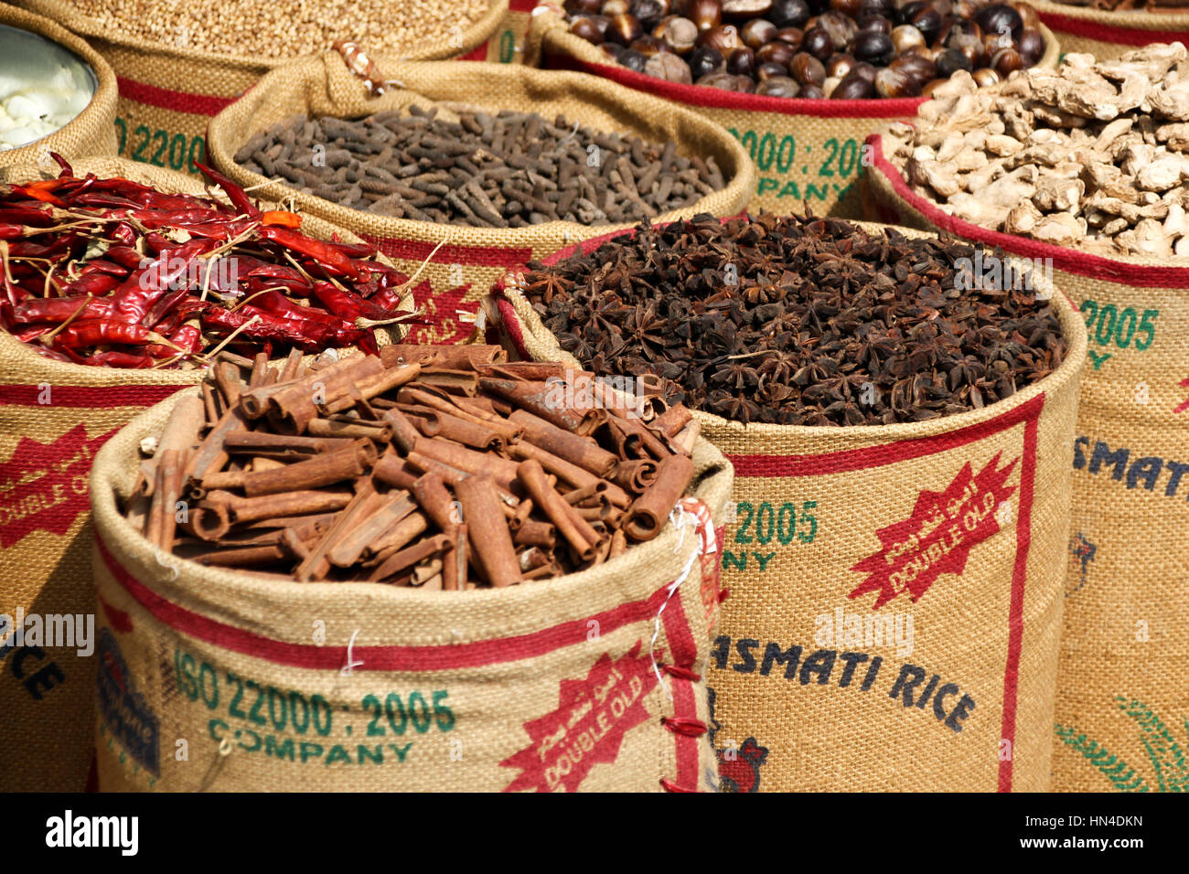 Sacchi di spezie fresche in vendita a Cochin, Kerala. Foto Stock