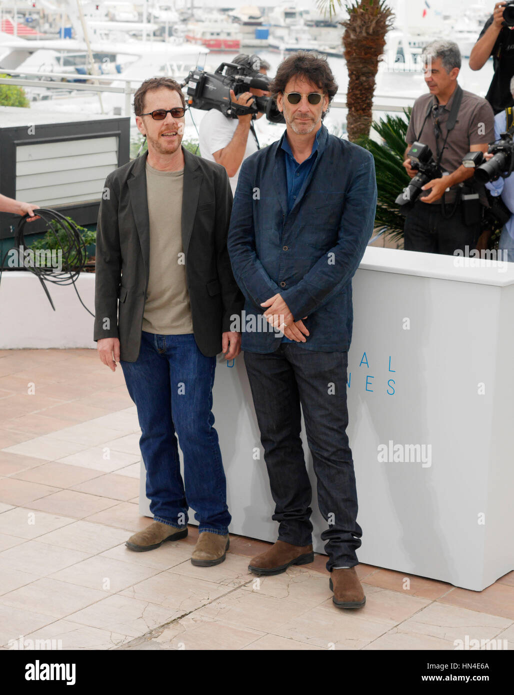 Ethan Coen, sinistra e Joel Coen pone per le foto al photocall per i membri della giuria al 68esimo Festival del Cinema di Cannes il 13 maggio 2015 a Cannes, Francia. Foto di Francesco Specker Foto Stock