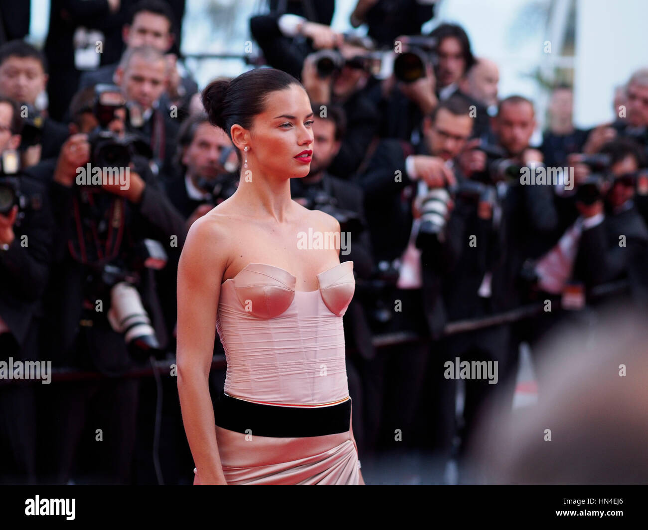 Adriana Lima arriva per la premiere del Homesman al festival di pellicola di Cannes il 18 maggio 2014, a Cannes, Francia. Foto di Francesco Specker Foto Stock