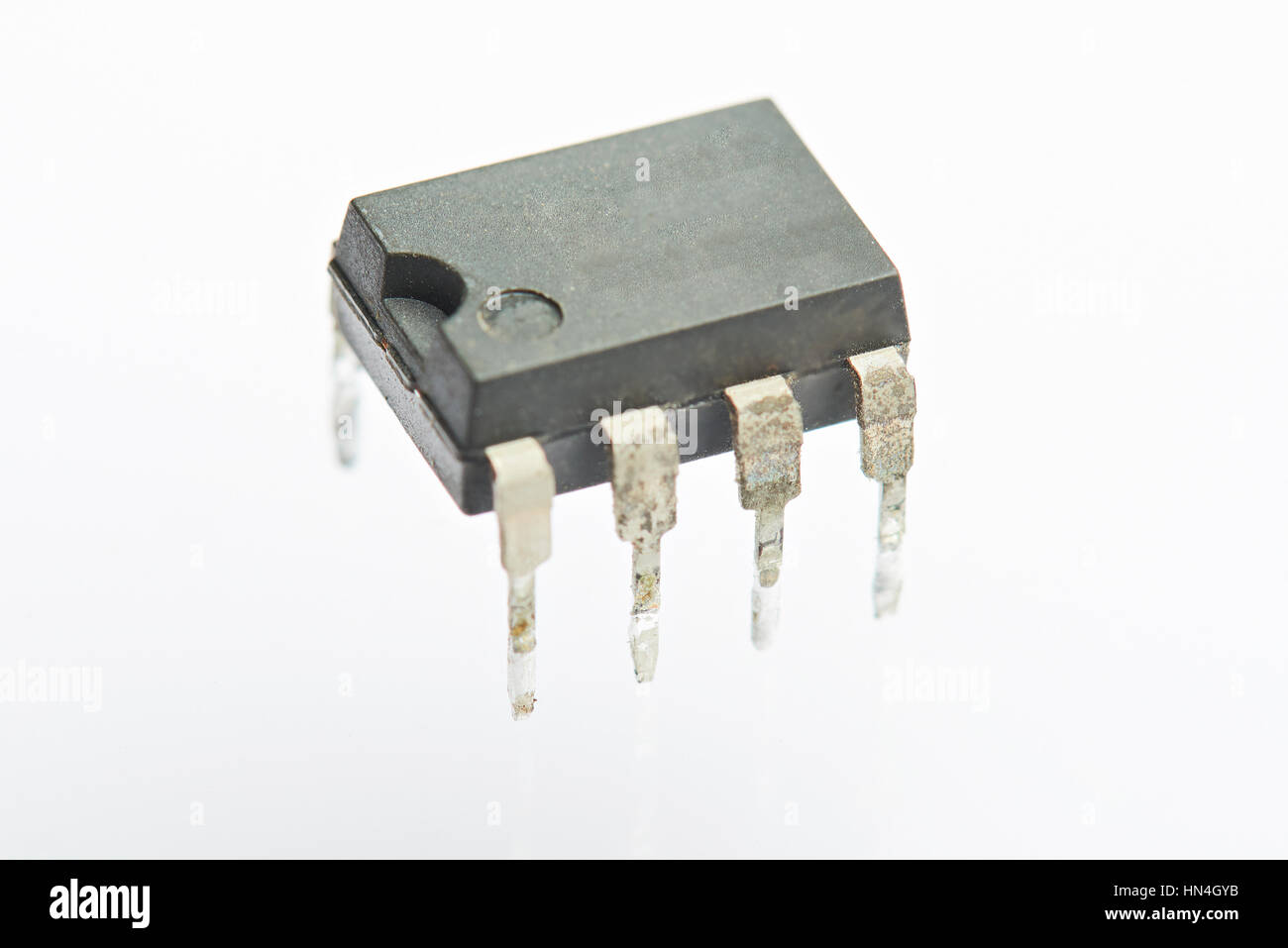 Ravvicinata di un resistore elettrico isolato su bianco Foto Stock