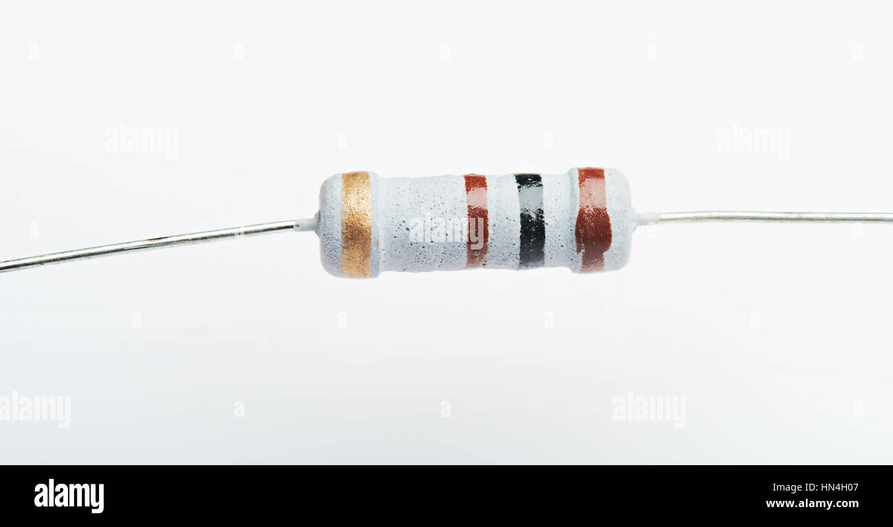 Close up di un round resistore isolato su bianco Foto Stock