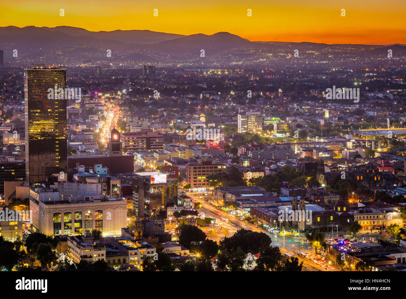 Vista di Città del Messico dalla Torre Latinoamericana. Città del Messico è densamente popolata e ad alta quota capitale del Messico. Foto Stock