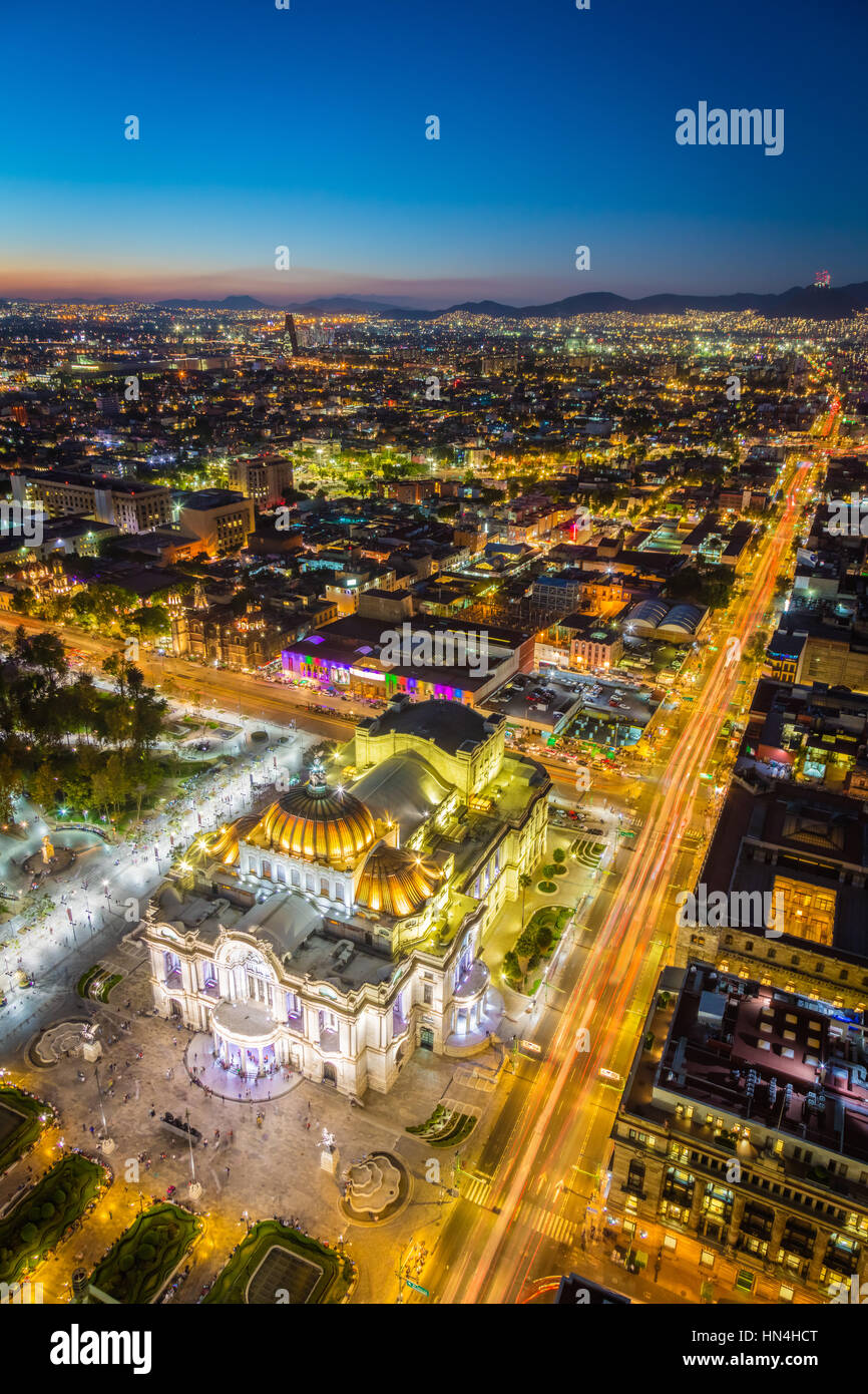Vista di Città del Messico dalla Torre Latinoamericana. Città del Messico è densamente popolata e ad alta quota capitale del Messico. Foto Stock