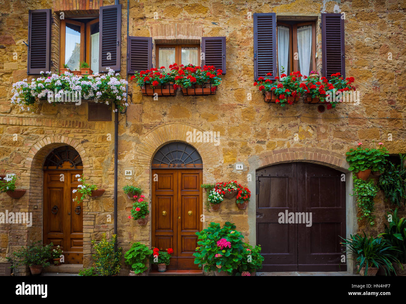 Fronti di casa in collina toscana città di Pienza Foto Stock