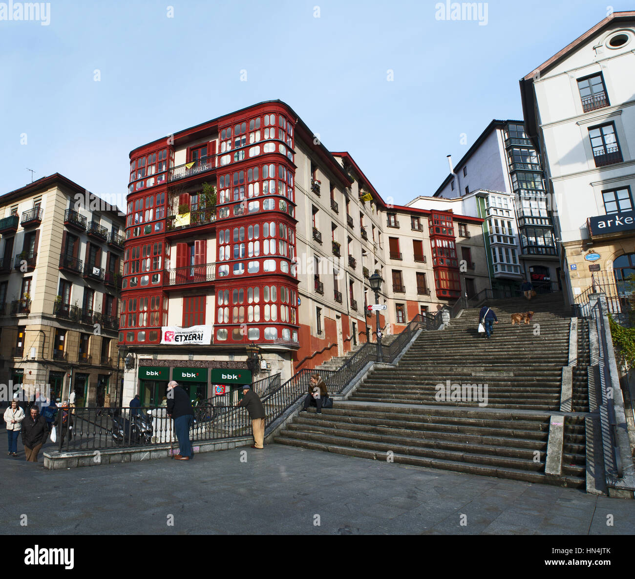 Bilbao: vista di Calzadas de Mallona, lo scalone costruito nel 1745 che unisce il Casco Viejo, la Città Vecchia, con la Basilica di Begona Foto Stock