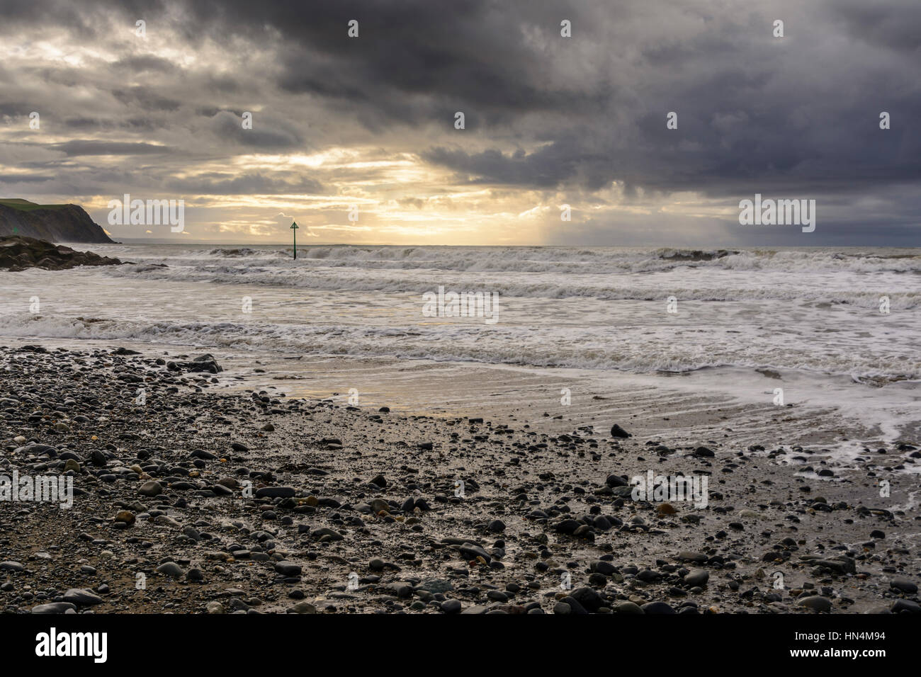 Tempesta di scena a Borth spiaggia vicino a Aberystwyth in Galles. Foto Stock