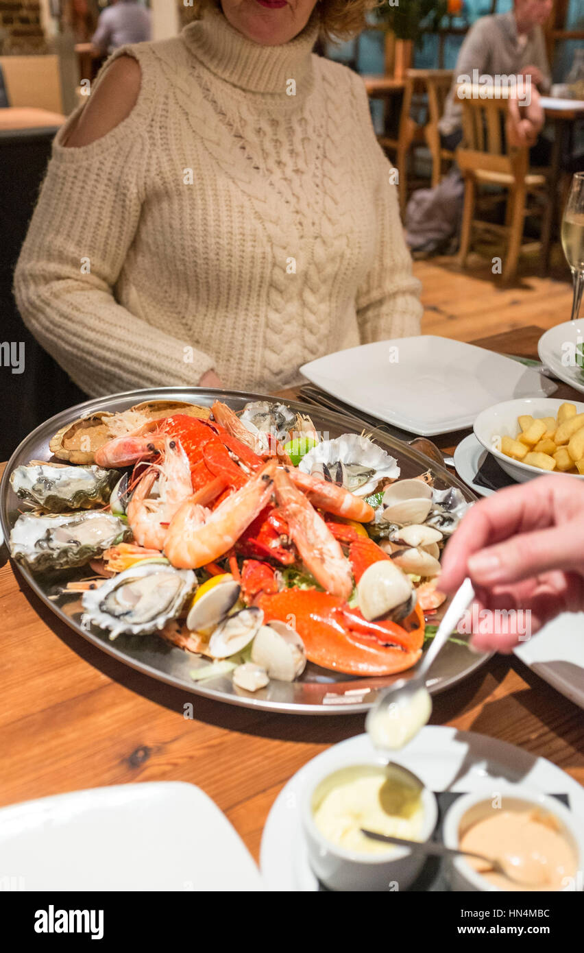 Pesce freddo crostacei piatto con aragosta e granchio al rame Clam ristorante sul lungomare di Brighton Regno Unito Foto Stock