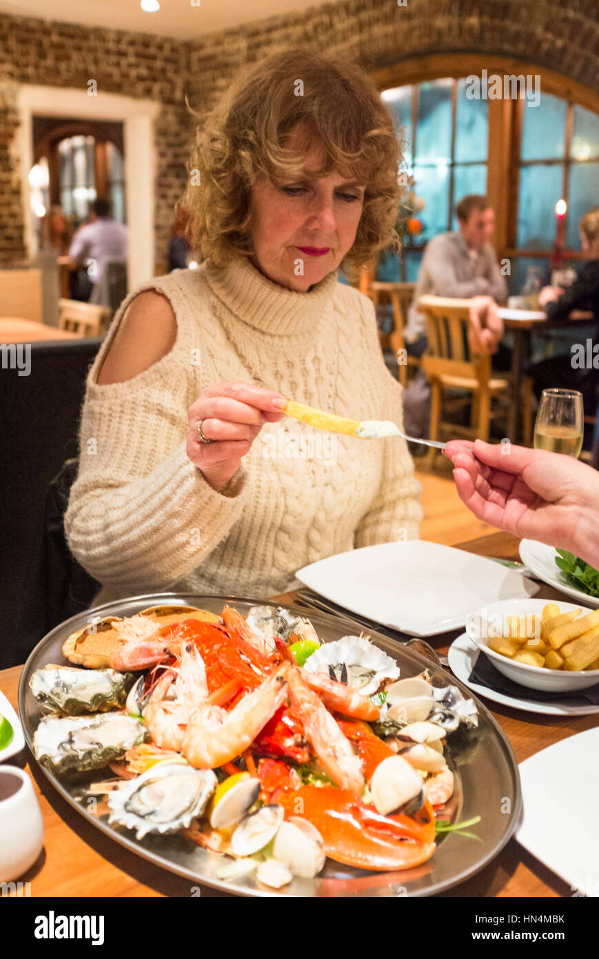 Pesce freddo crostacei piatto con aragosta e granchio al rame Clam ristorante sul lungomare di Brighton Regno Unito Foto Stock
