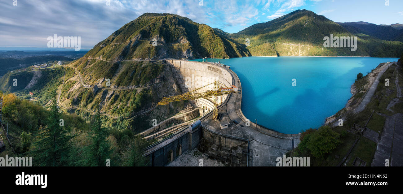 Il Enguri centrale idroelettrica HES. L'ampio Fiume Inguri Jvari serbatoio accanto alla diga di Enguri, circondato da montagne, Svaneti superiore, Georgia. Foto Stock