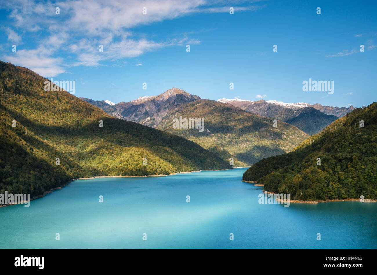 Serbatoio di Jvari Enguri fiume con una vibrante acque blu turchese tra le montagne, Svaneti superiore, Georgia. Tranquillo Lago di montagna come un fiordo. Foto Stock