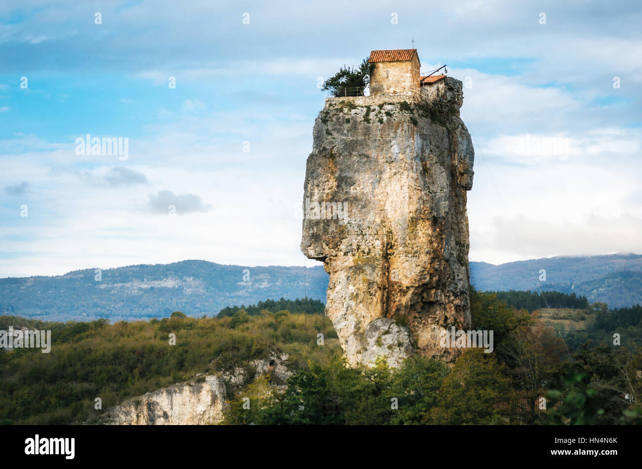 Katskhi pilastro. Monumenti in stile georgiano. Uomo di monastero nei pressi del villaggio di Katskhi. La chiesa ortodossa e la cella di abate su di una scogliera rocciosa. Imereti, Geo Foto Stock