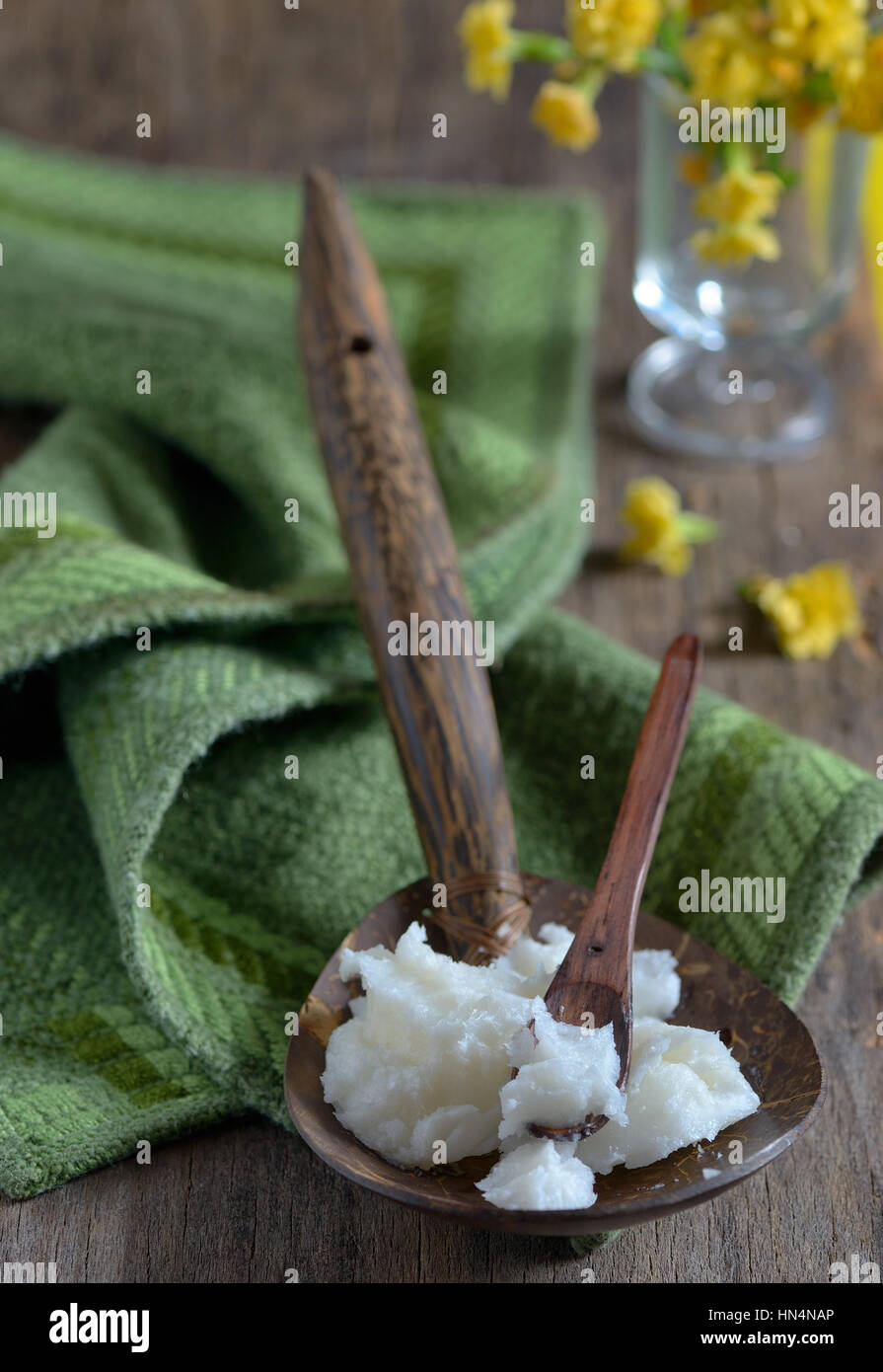 Olio di noce di cocco sul cucchiaio di legno Foto Stock