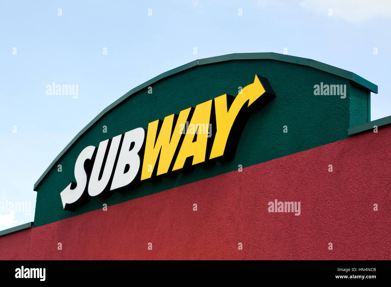 Segno sulla metropolitana fast food sandwich shop vicino all'autostrada A1. La metropolitana è la più grande del mondo di fast food marchio in franchising Foto Stock