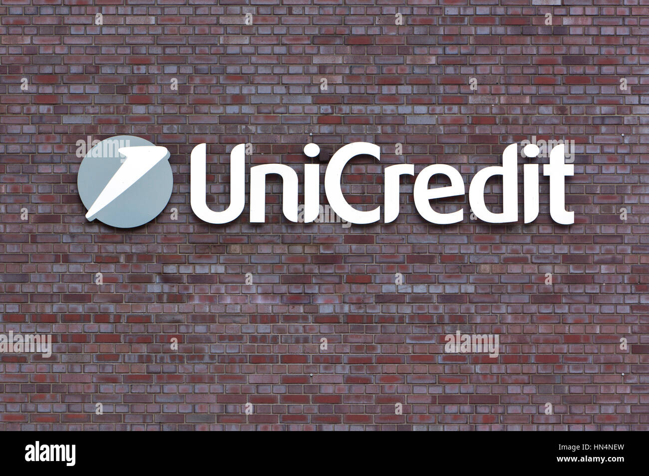 Amburgo, Germania - 11 agosto 2012: UniCredit signage su un muro di mattoni. Unicredit Spa è una delle più importanti società internazionale di servizi finanziari in t Foto Stock