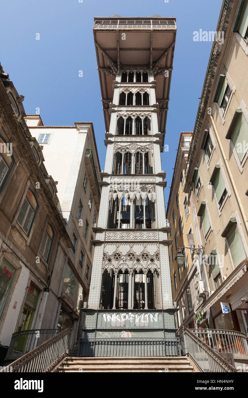 Lisbona, Portogallo - Luglio 1, 2013: Elevador de Santa Justa, ascensore ho la città storica. Vista dal basso l'ingresso al quartiere Baixa. Foto Stock