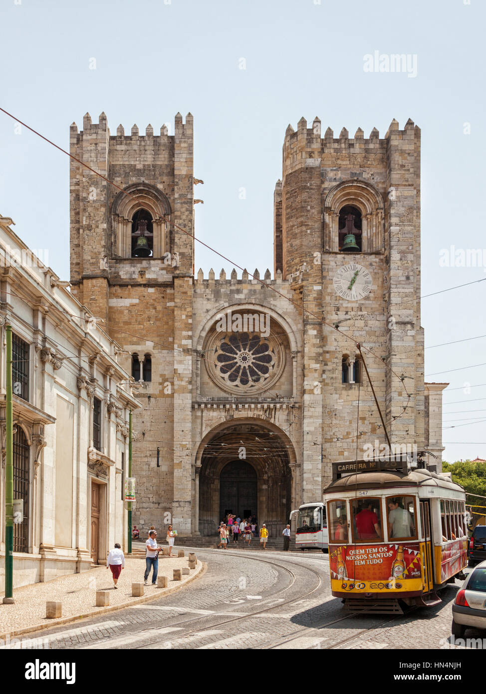 Lisbona, Portogallo - Luglio 2, 2013: vista anteriore della Cattedrale Patriarcale di Santa Maria Maggiore o la Cattedrale di Lisbona, un cavo di attesa auto in primo piano. Foto Stock