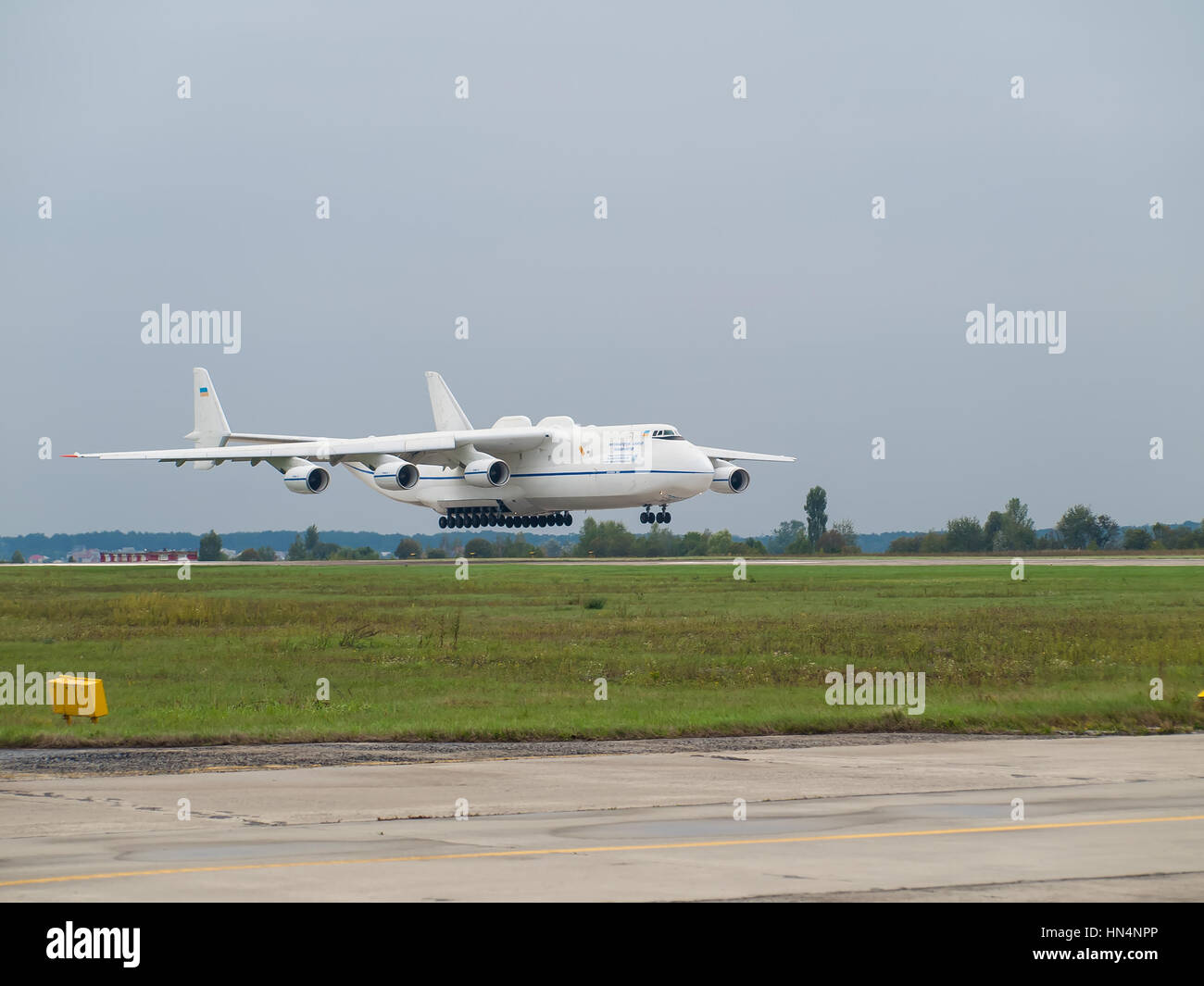 Regione di Kiev, Ucraina - 25 Settembre 2008: Antonov un-225 Mriya cargo aereo atterra dopo un volo Foto Stock