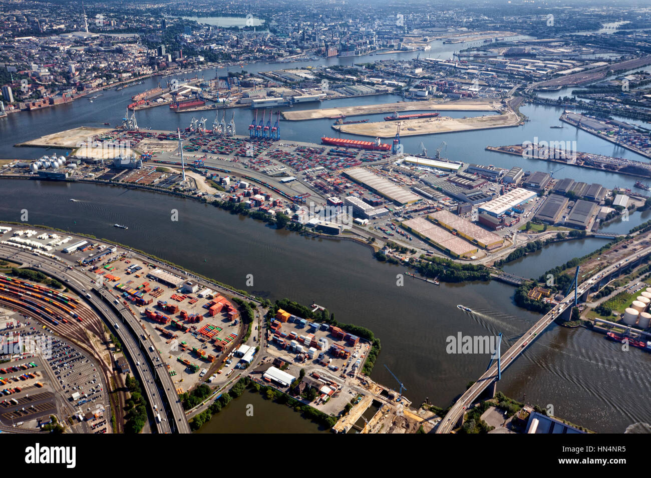 Amburgo, Germania - 6 Agosto 2014: Veduta aerea del porto di Amburgo sul fiume Elba. Foto Stock