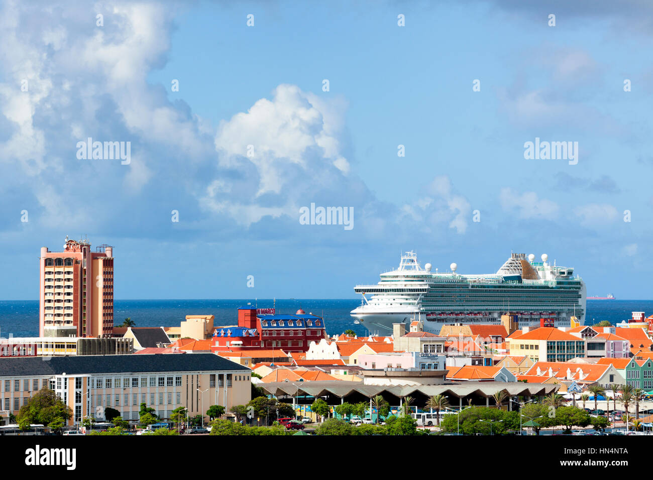 Willemstad, Curacao - Novembre 17th, 2014: MV Ventura al porto di Willemstad. Il Grand-class nave da crociera è di proprietà di Carnival UK e gestito da P Foto Stock