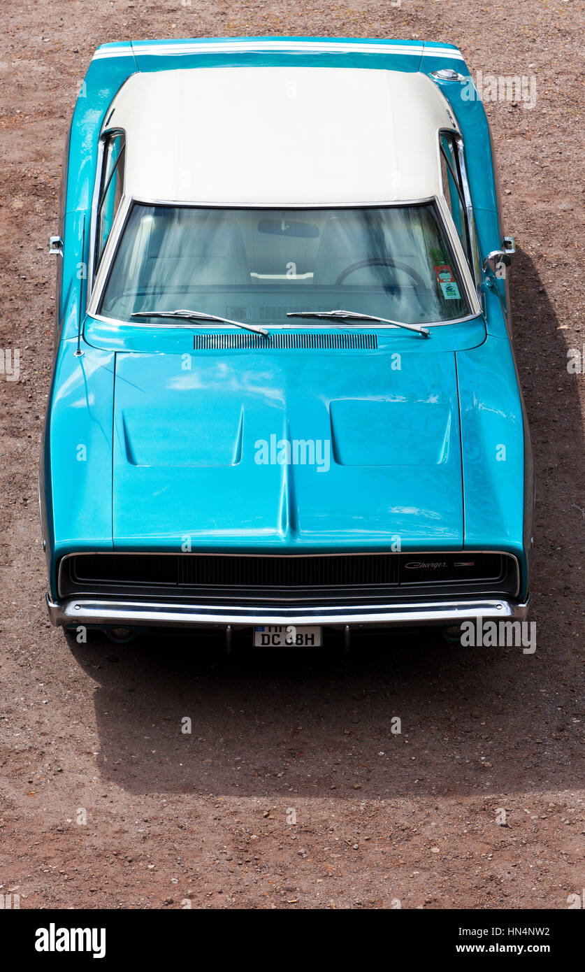 Stade, Germania - 2 Maggio 2015: azzurro cielo 1968 Dodge Charger con vinile bianco sopra esposto alla molla di MOPAR sollevano, riunione annuale per le automobili d'epoca Foto Stock