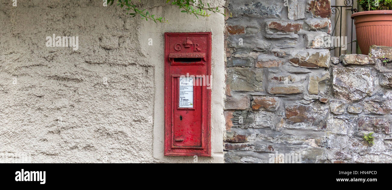 Casella postale regno di Re George GR montato a parete nel muro di pietra Foto Stock