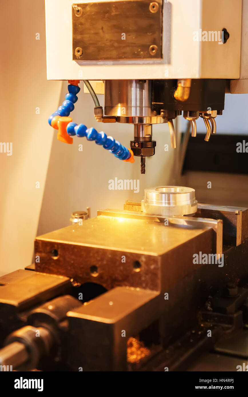 Macchina CNC teste fresatrici nell industria del metallo Foto Stock