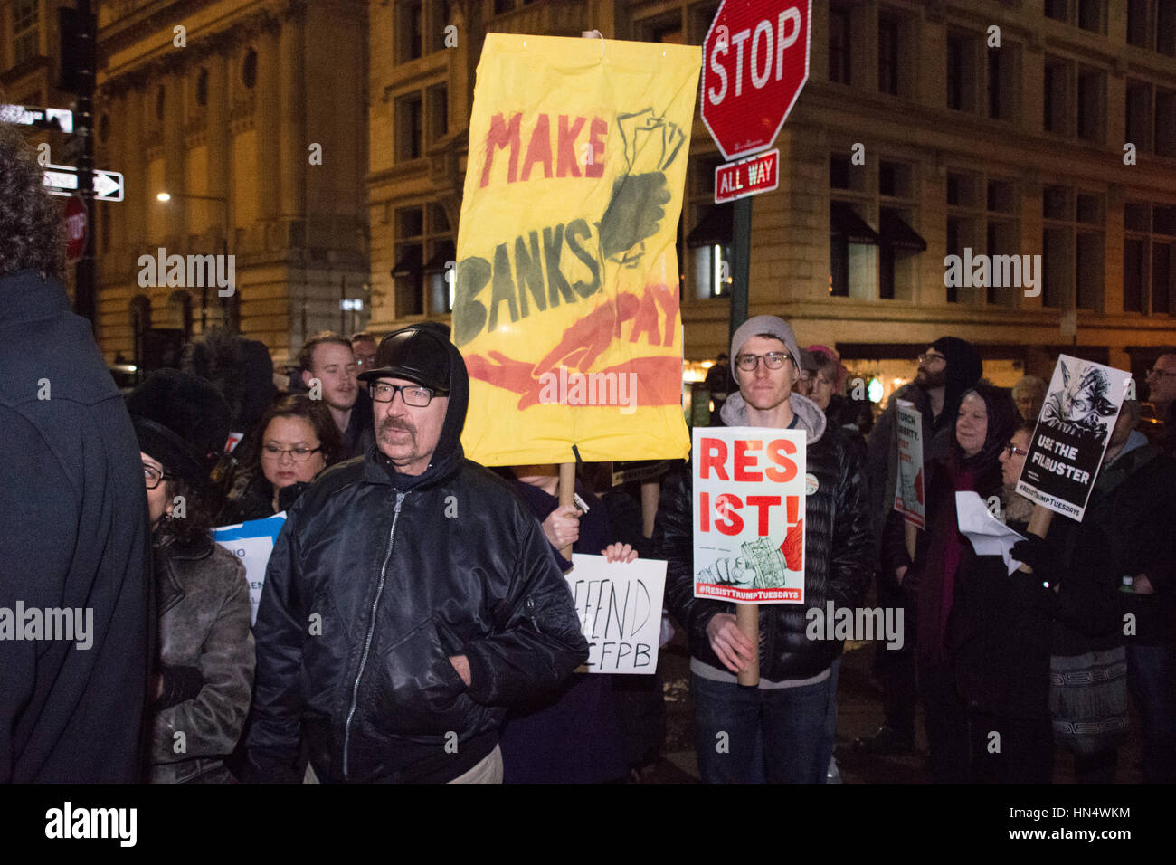 La città di New York, Stati Uniti. 07 feb 2017. Gli attivisti marzo attraverso la parte inferiore di Manhattan. Gli attivisti hanno portato dal resist qui coalizione e New York europee per il cambiamento si sono stretti al Chase Bank uffici nei pressi di Wall Street prima di marciare a Goldman Sachs sede vicino al World Trade Center, protestando il coinvolgimento delle principali figure da Wall Street nella politica di posizioni nella Trump di governo. Credito: M. Stan Reaves/Pacific Press/Alamy Live News Foto Stock