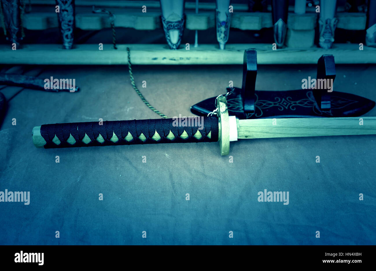 Katana giapponese e i coltelli antichi, dettaglio coltelli, la vendita di armi antiche Foto Stock