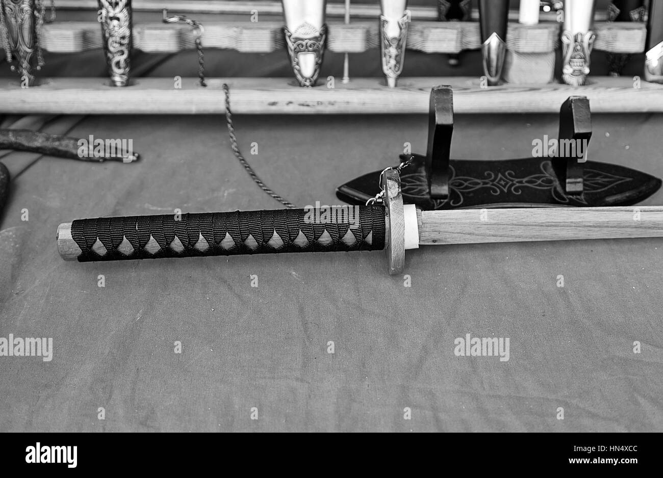 Katana giapponese e i coltelli antichi, dettaglio coltelli, la vendita di armi antiche Foto Stock