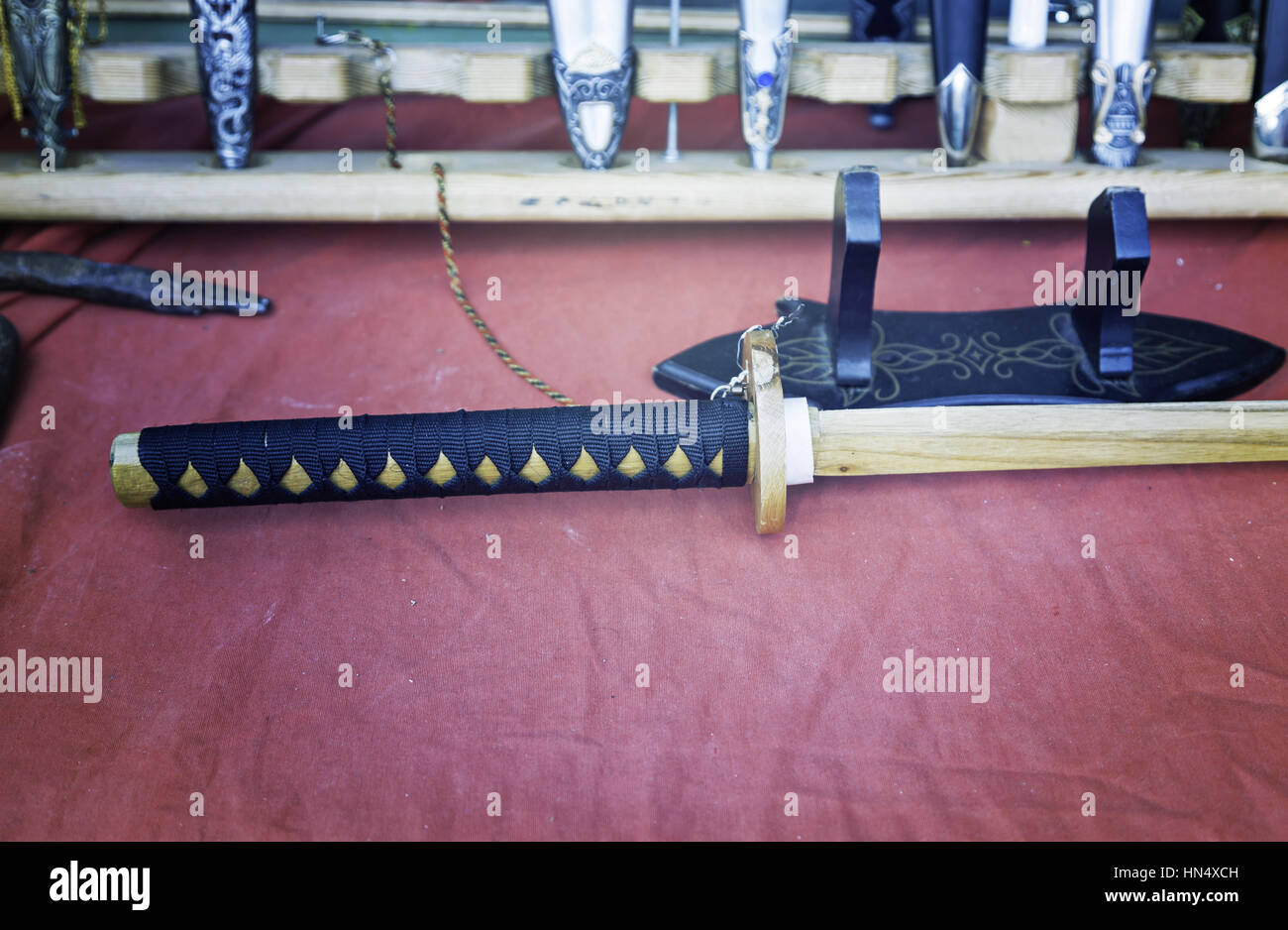 Katana giapponese e i coltelli antichi, dettaglio coltelli, la vendita di armi antiche Foto Stock