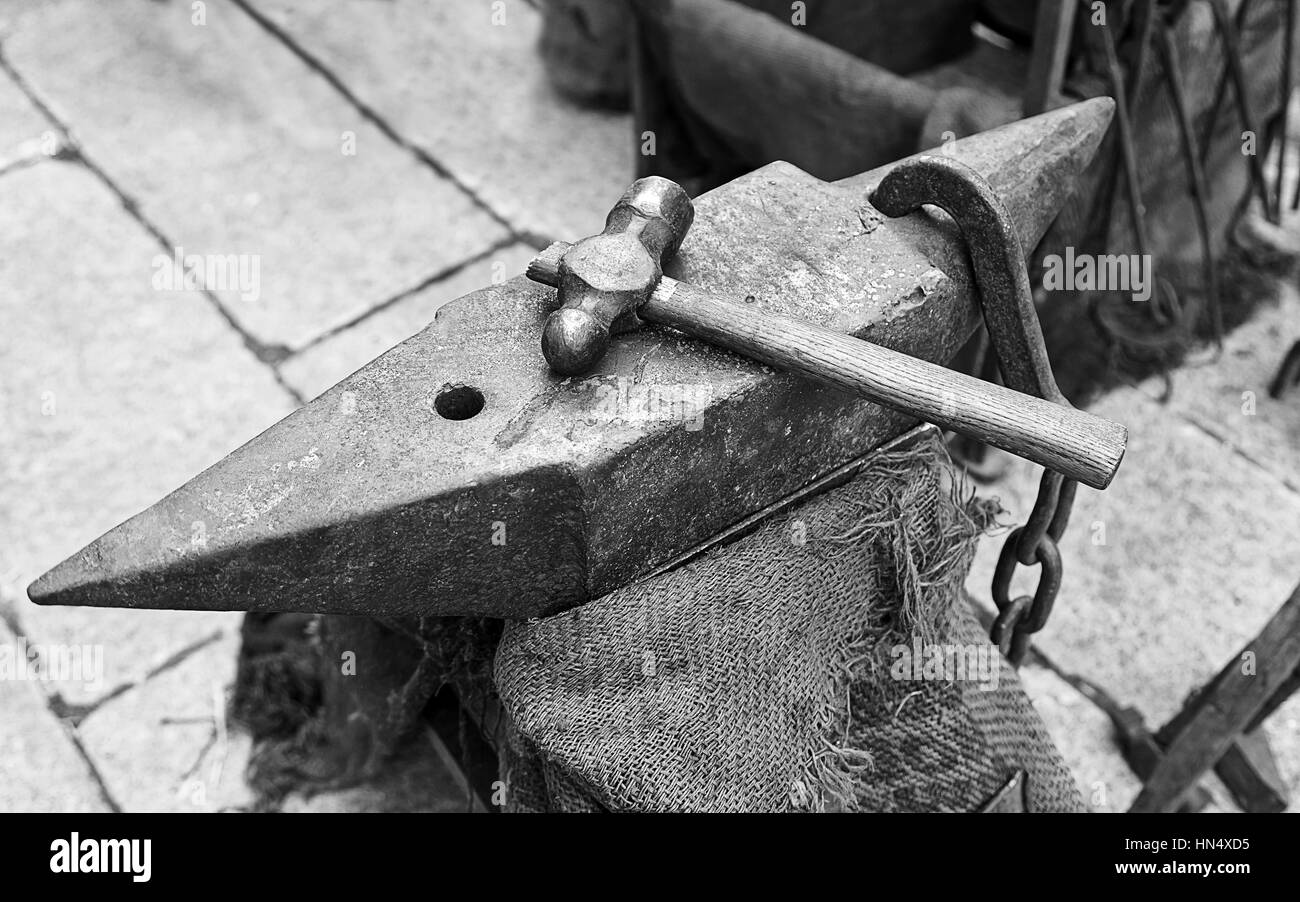 Fabbro incudine e martello, dettaglio di utensili e un tradizionale strumenti di fabbro Foto Stock