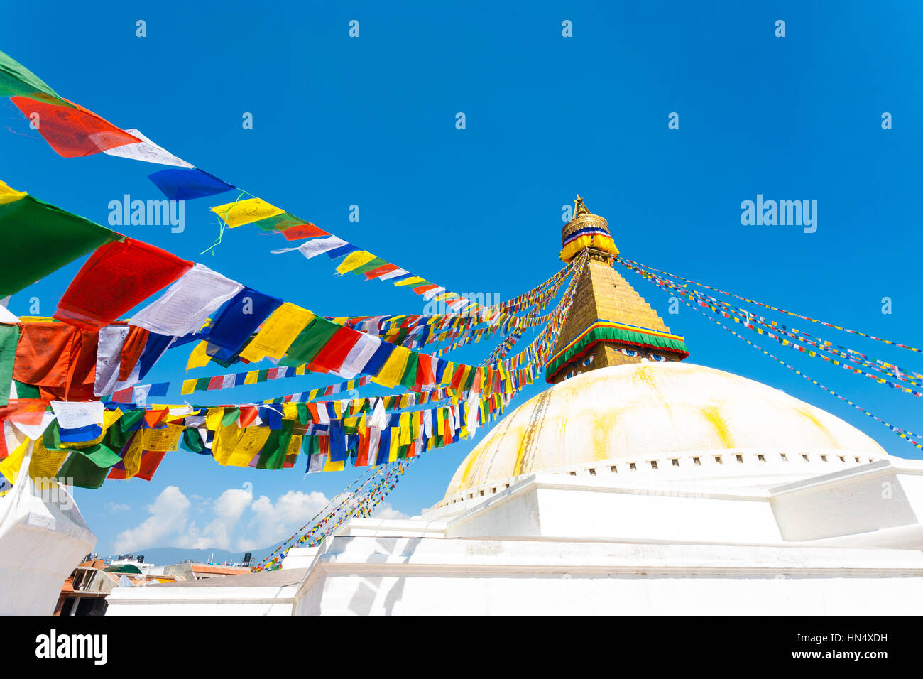 Bandiere di preghiera su bianco secondo livello di Boudhanath Stupa di Kathmandu in Nepal il 23 ottobre 2013. Posizione orizzontale Foto Stock