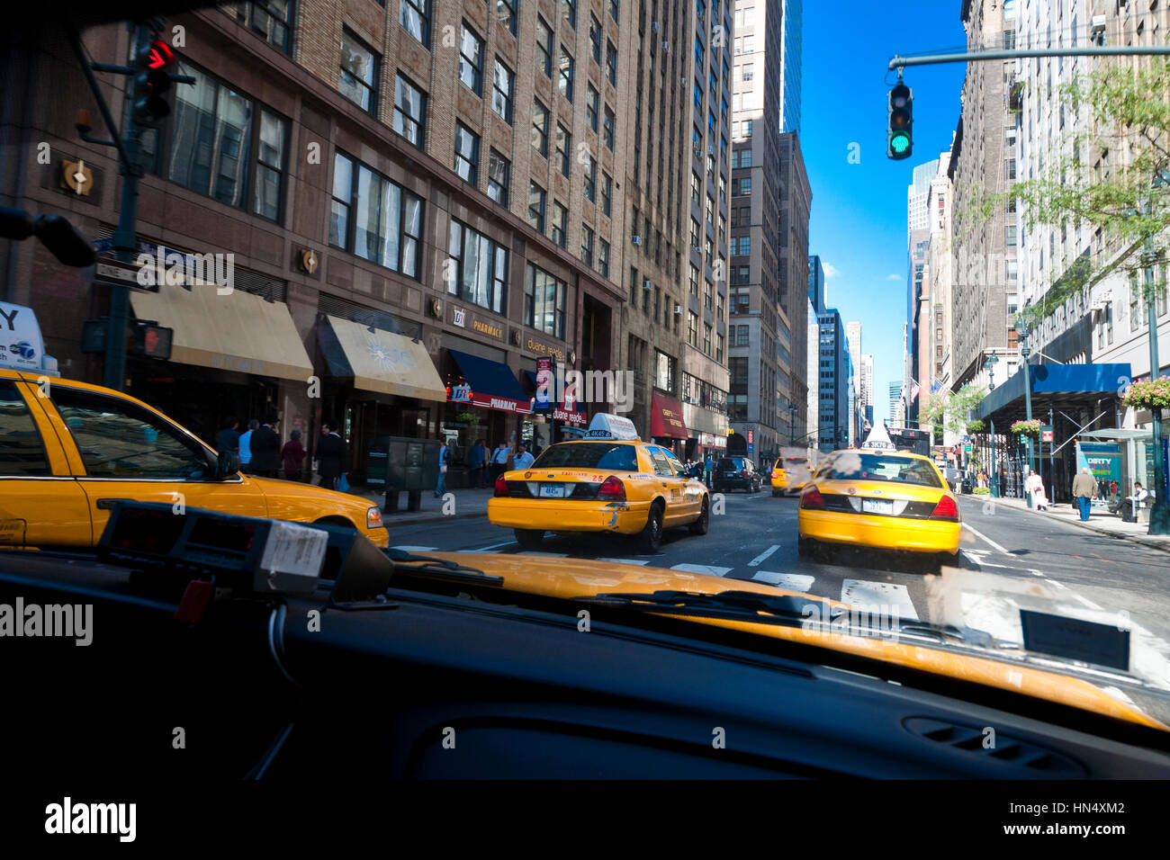La città di New York, Stati Uniti - Settembre, 19 2008: gli edifici e il traffico su Madison Avenue visto attraverso il parabrezza di New York yellow cab Foto Stock