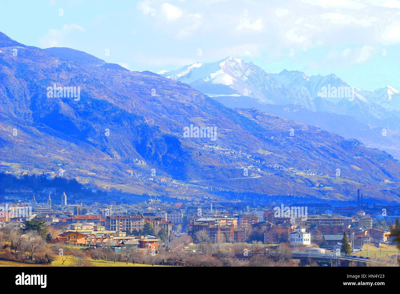 Città di Aosta e delle Alpi in background, Italia, Europa Foto Stock