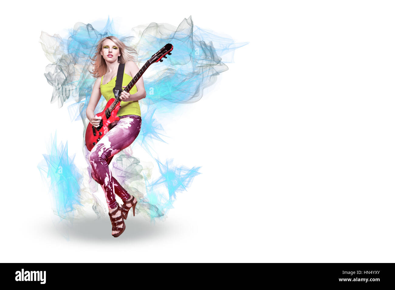 Ritratto di giovane donna con una chitarra sul palco Foto Stock