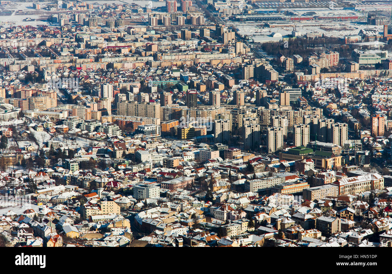 Vista aerea della città in inverno, Brasov Romania Foto Stock
