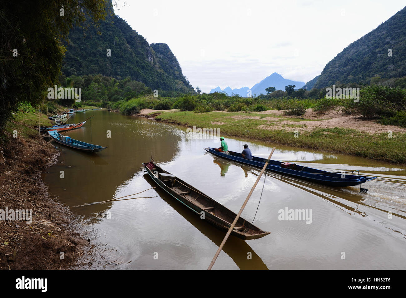 Locali di uomini a cavallo in una barca, Muang Ngoy, Laos Foto Stock