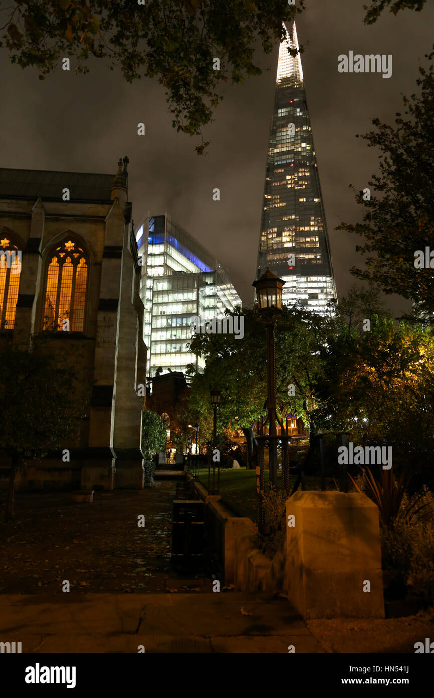 Londra, inizio sera, 15 Novembre, 2016. Una vista attraverso i motivi oscurato della Cattedrale di Southwark verso la torre di coccio. Foto Stock