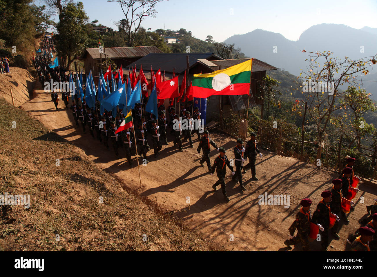 Loi Tai Leng, Myanmar. 07 feb 2017. una parata di soldati disarmati a rispondere ad un capillare di accordo di cessate il fuoco in Myanmar. Credito: Visarut Sankham/Pacific Press/Alamy Live News Foto Stock