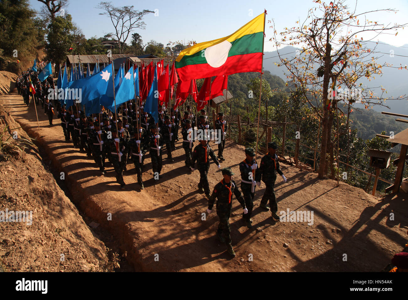 Loi Tai Leng, Myanmar. 07 feb 2017. una parata di soldati disarmati a rispondere ad un capillare di accordo di cessate il fuoco in Myanmar. Credito: Visarut Sankham/Pacific Press/Alamy Live News Foto Stock